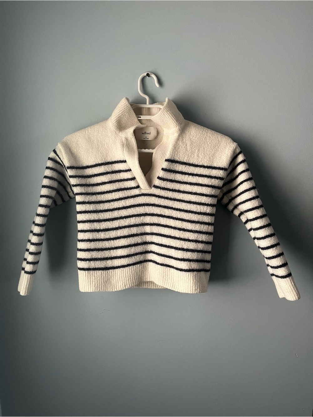 Wilfred Aritzia Cream & Navy 100% Wool Striped V-Neck Sweater Size M